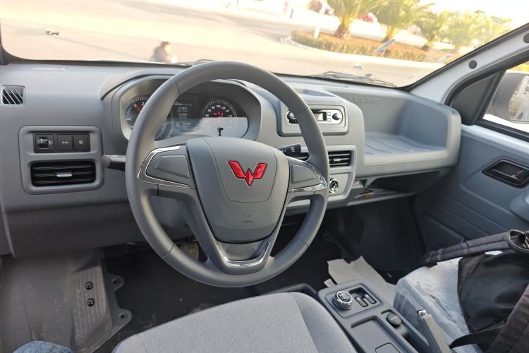 Used Wuling Yangguang 2024 300KM Comfort Version Passenger Van 75kW
