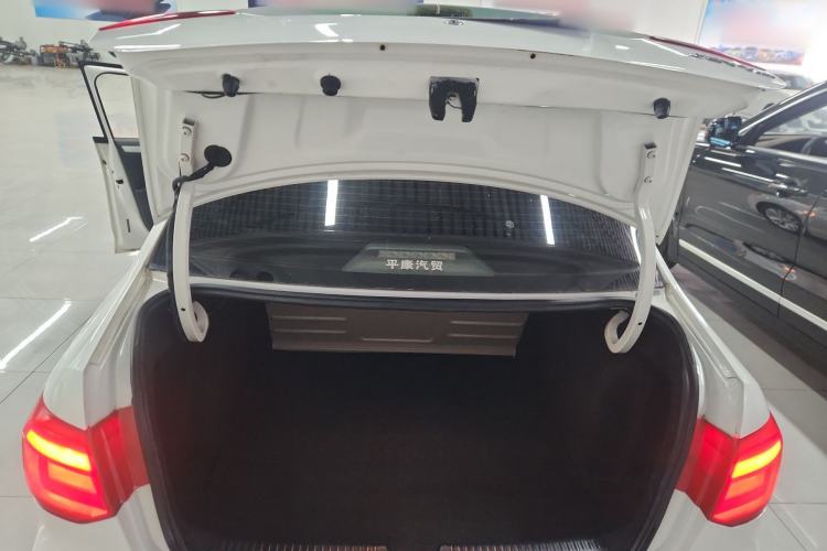 Used Volkswagen Jetta 2015 1.6L Manual Comfort Model Trunk