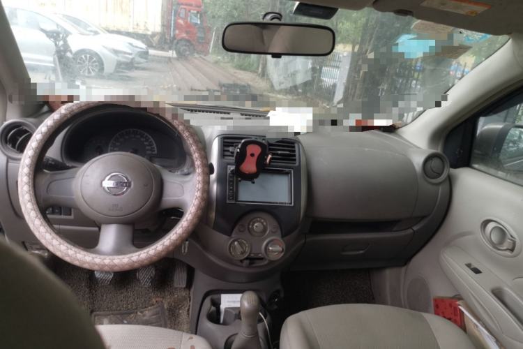 Used Nissan Sunny 2011 1.5XE Manual Comfort Edition Center Console