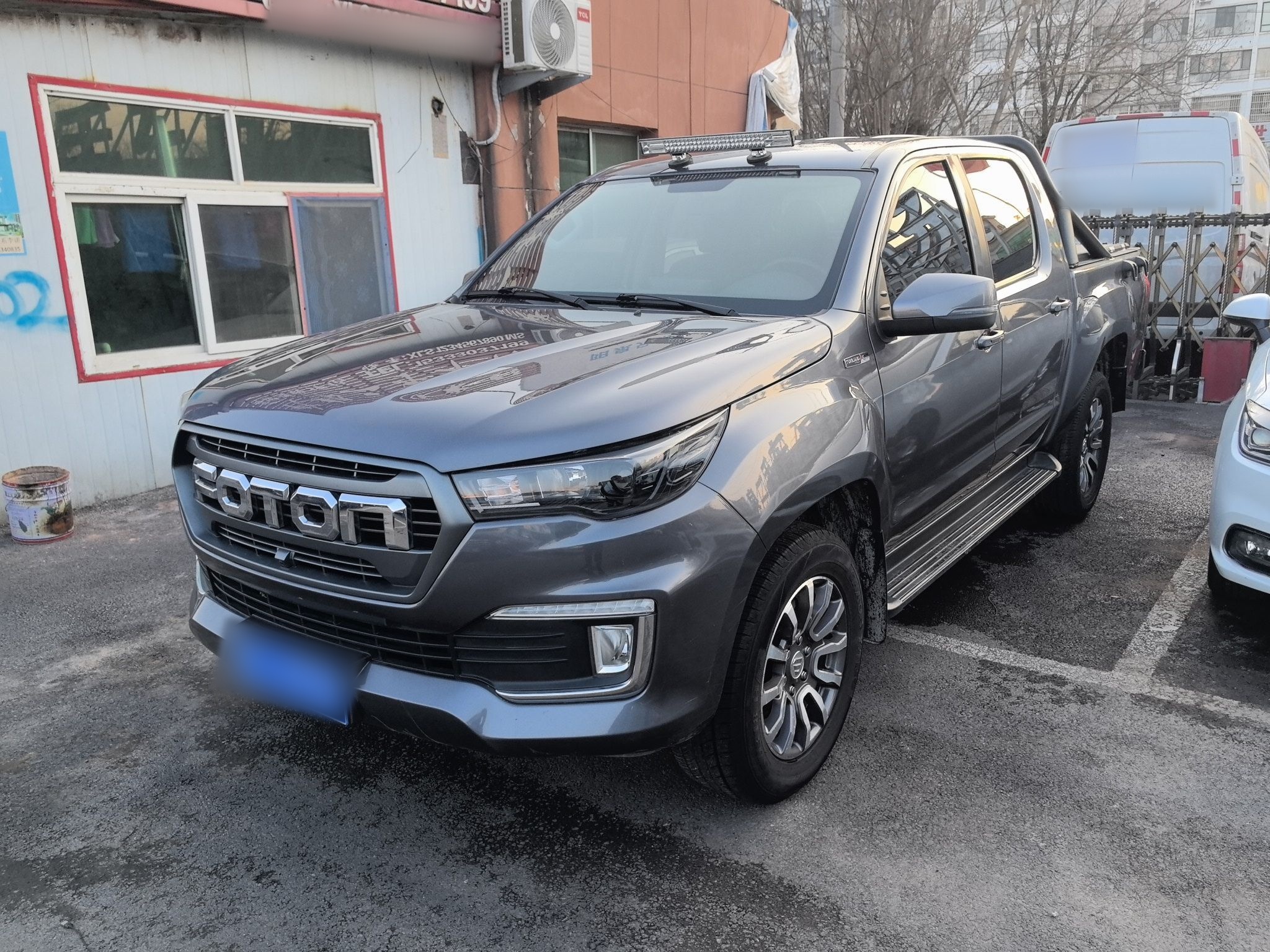 Под передней частью автомобиля