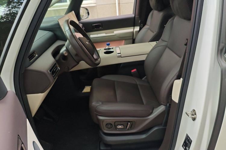 Used Li Auto MEGA 2024 Ultra Model
