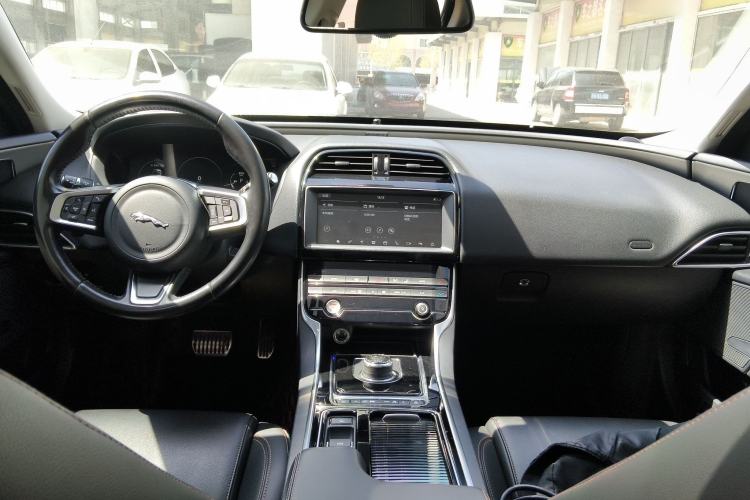 Used Jaguar XEL 2019 2.0T 250 PS Premium Edition Center Console