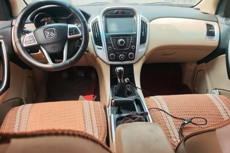 Used JMC Yusheng S350 2013 2.4T Manual Two-Wheel Drive Diesel Luxury Edition 5 Seats Center Console