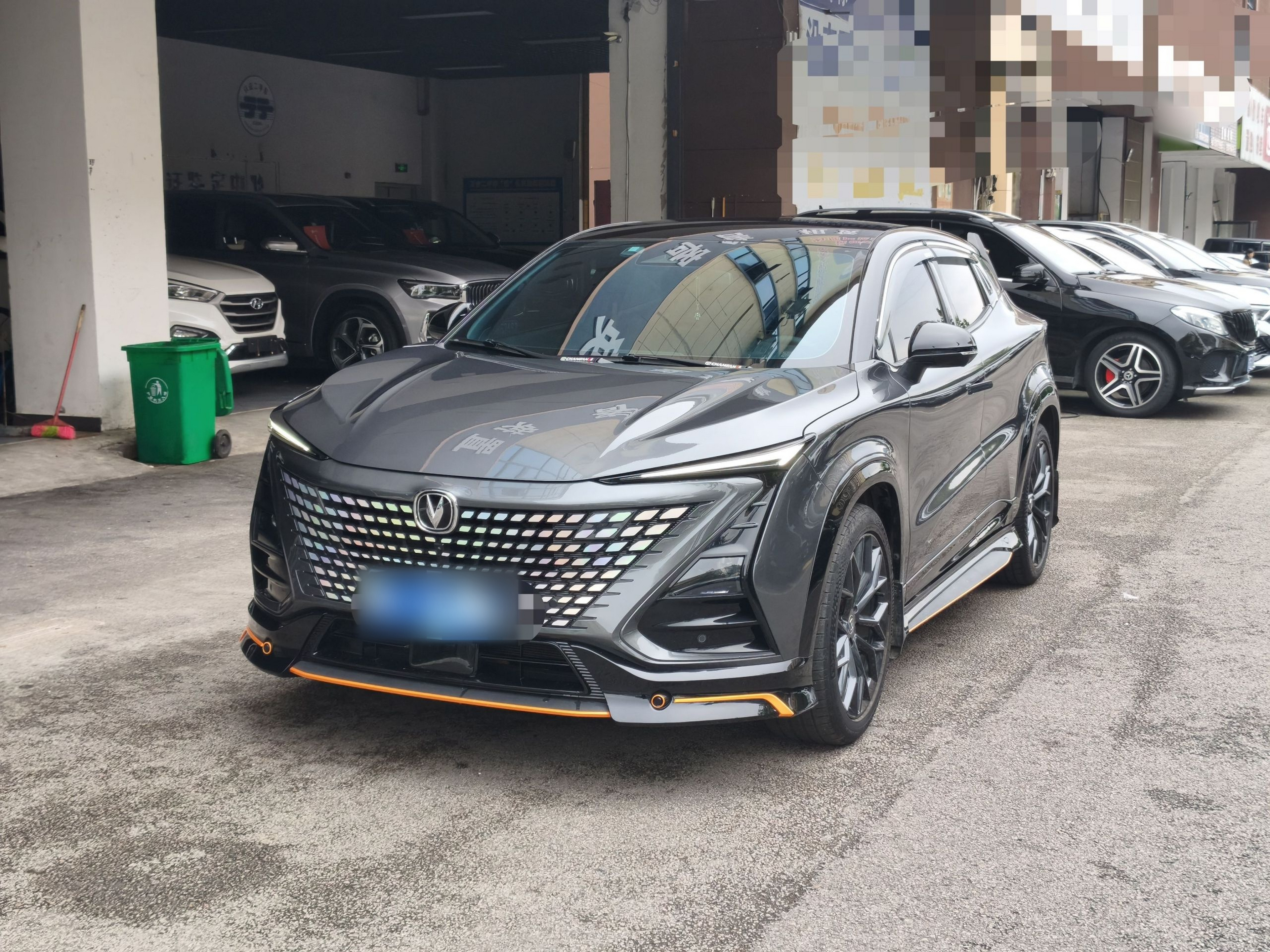 Под передней частью автомобиля