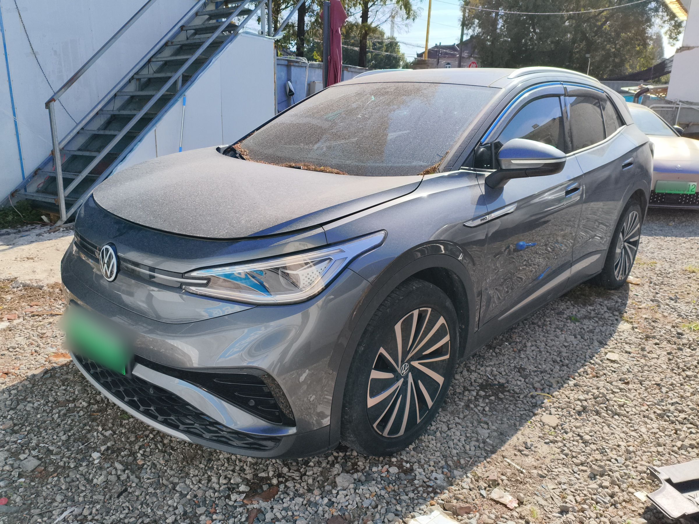 Под передней частью автомобиля