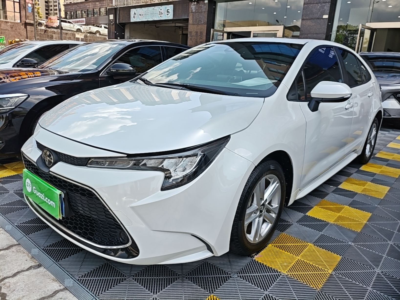 Unter der Vorderseite des Autos