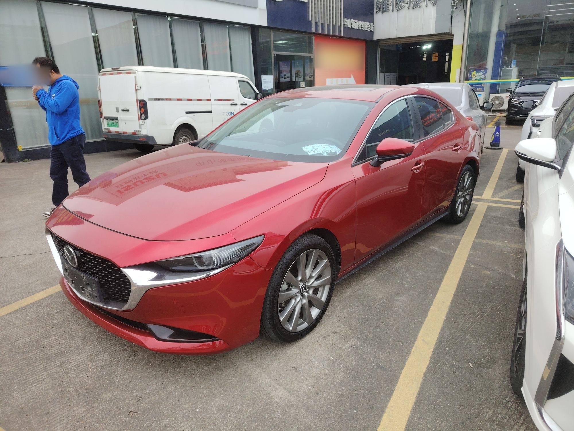 Под передней частью автомобиля