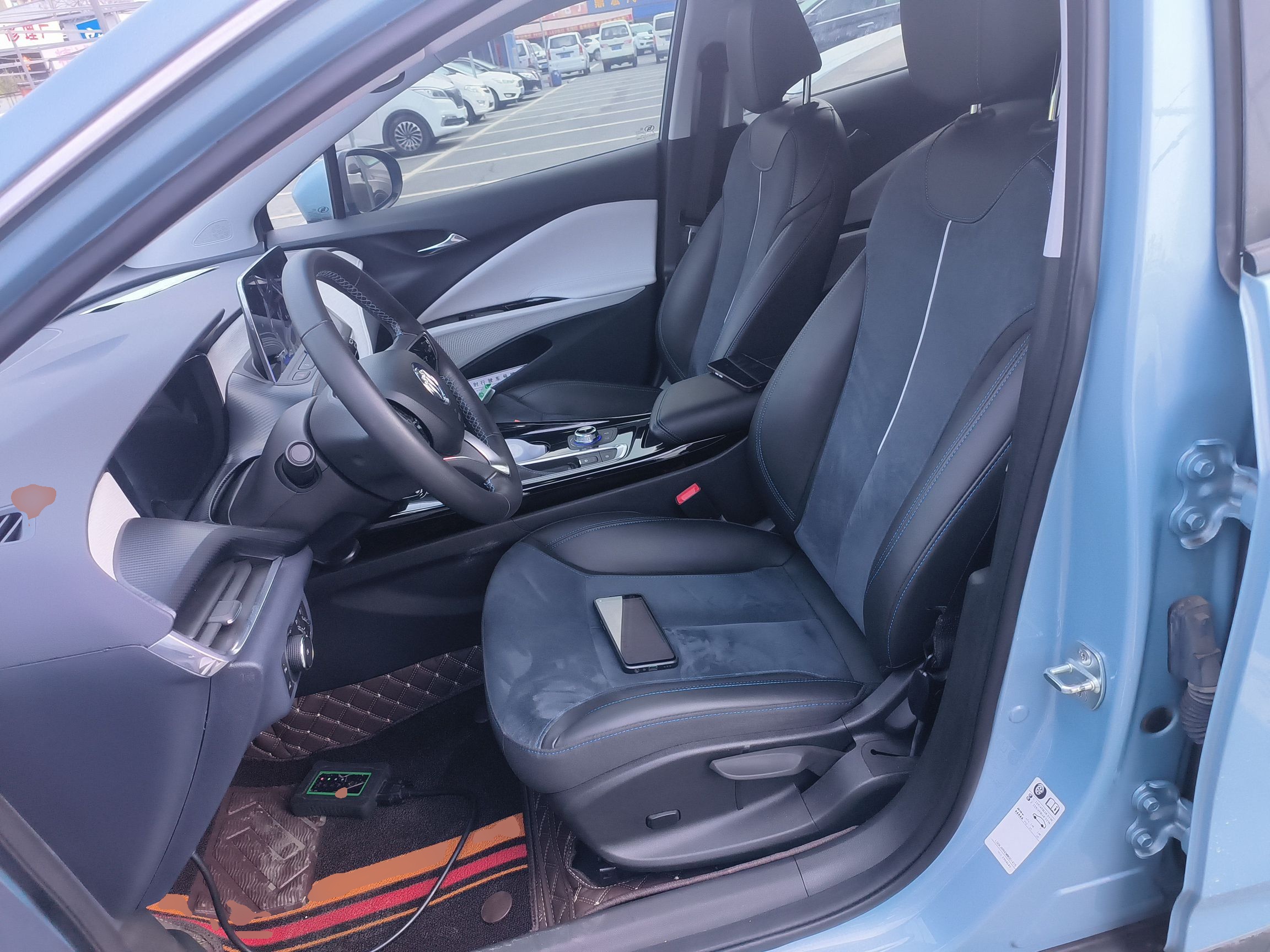 المقاعد الأمامية داخل السيارة