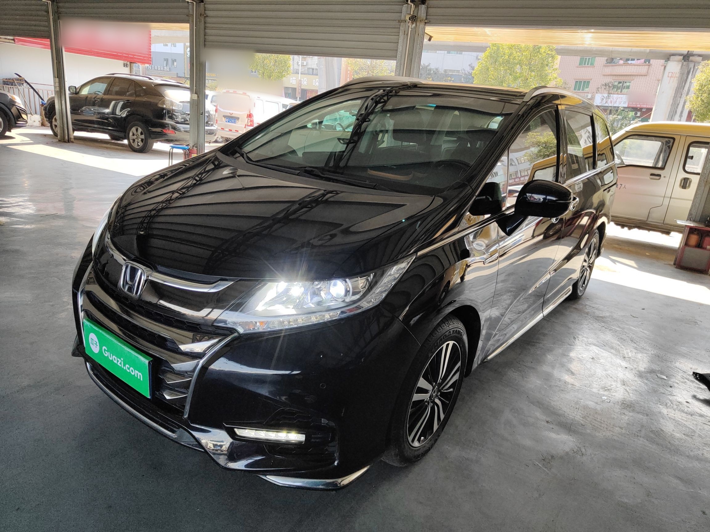 تحت مقدمة السيارة