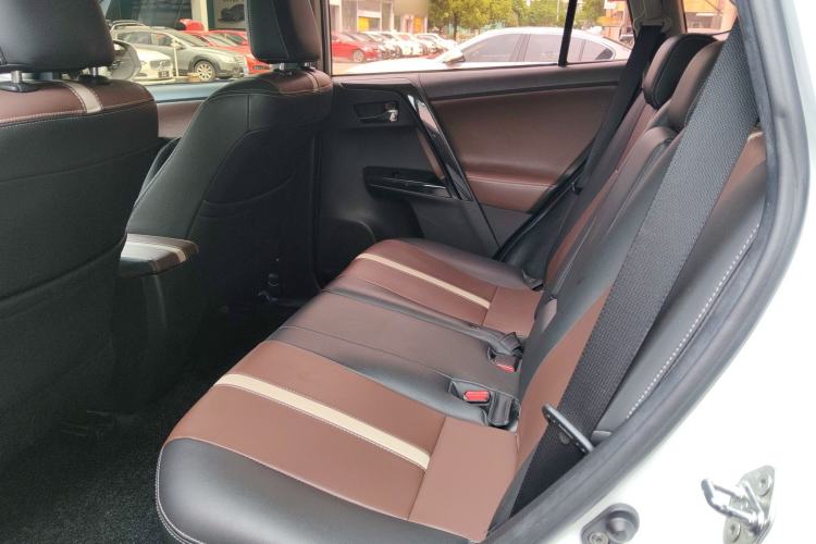 Used Toyota RAV4 2016 2.0L CVT Two-Wheel Drive Fashion Edition China V Standard Left Rear Seat