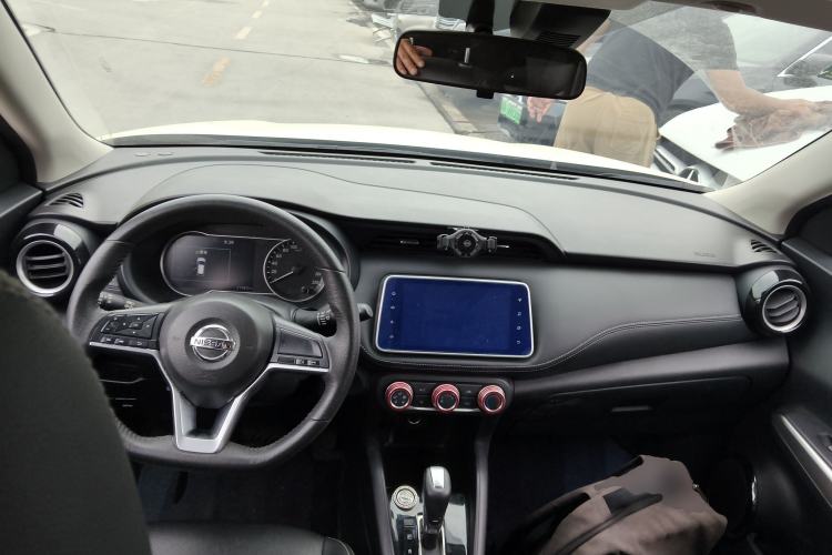 Used Nissan Kicks 2021 1.5L XV CVT Smart Connect Luxury Edition Center Console