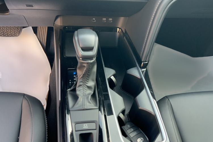 Used Toyota Camry 2026 Model Dual-Engine 2.0HE Elite Edition Interior 4