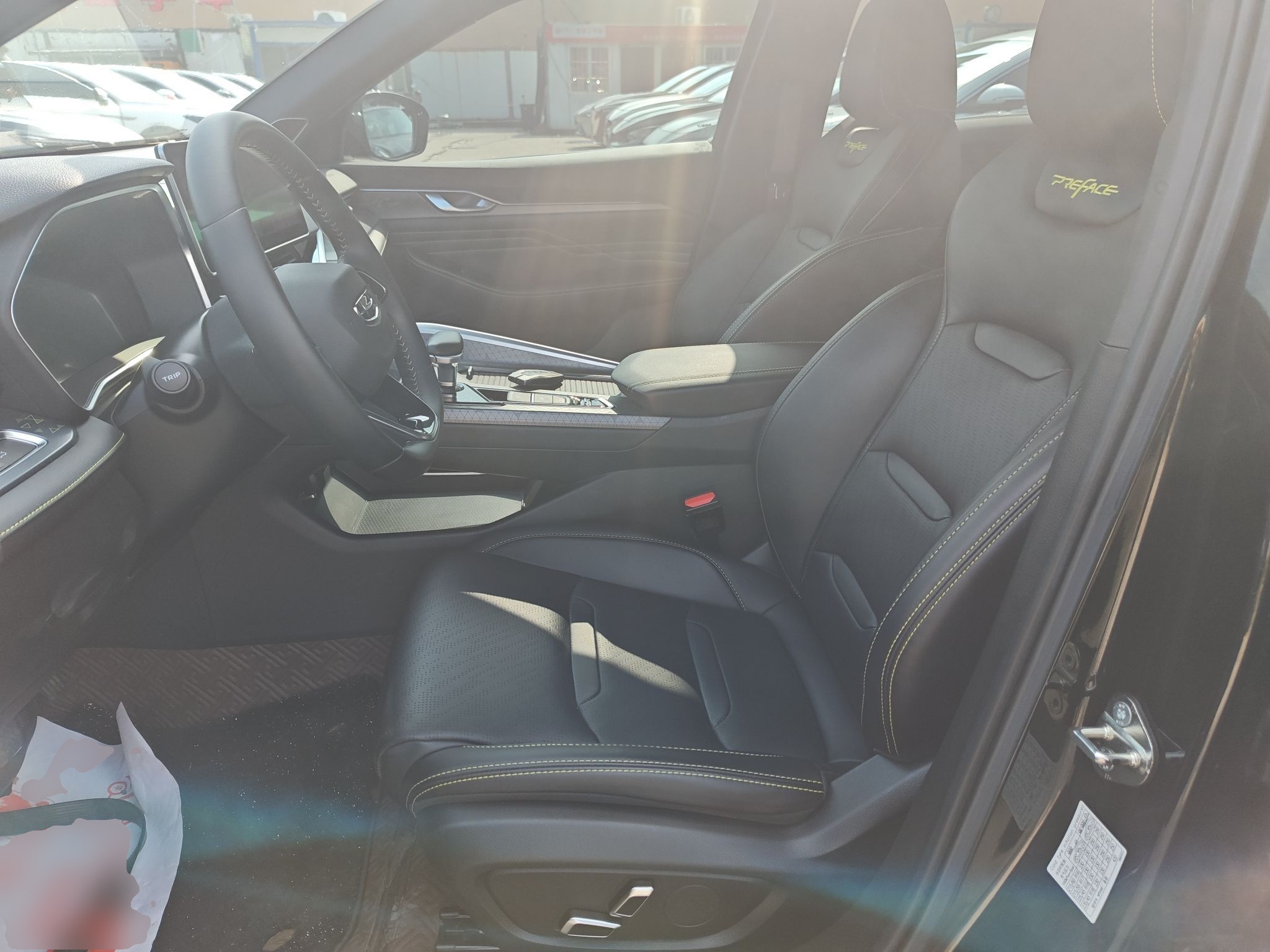 المقاعد الأمامية داخل السيارة