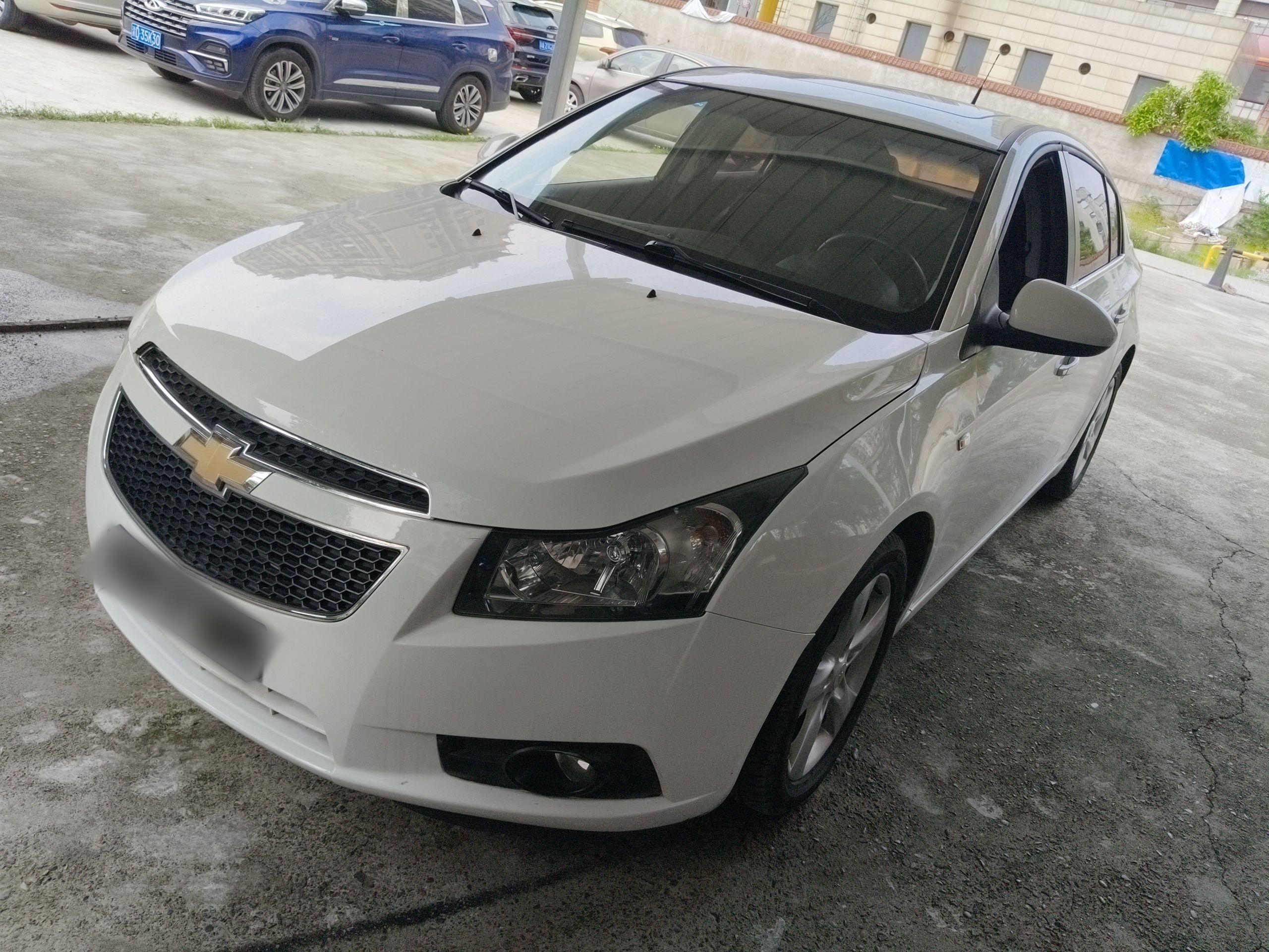 Под передней частью автомобиля