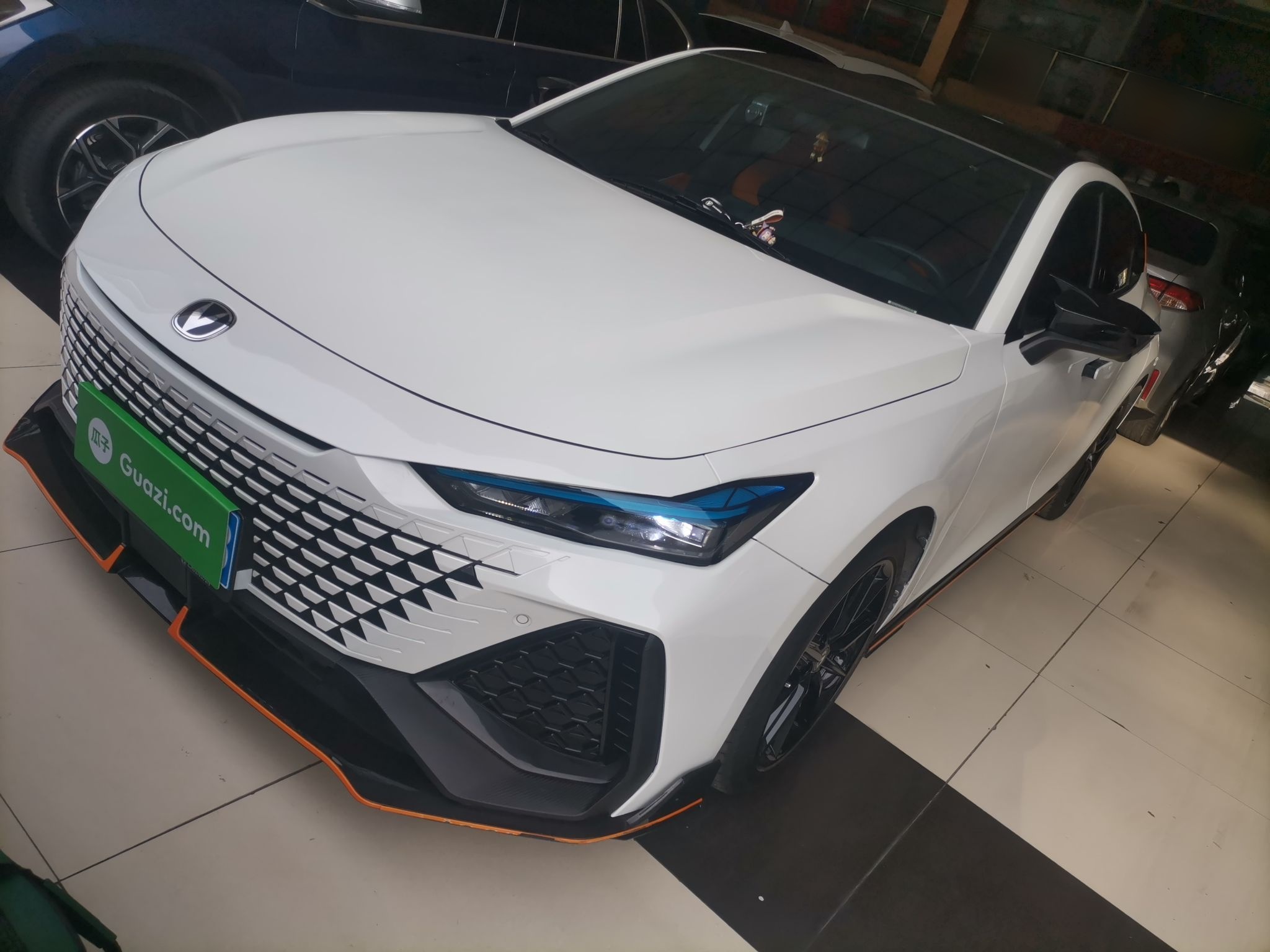 تحت مقدمة السيارة