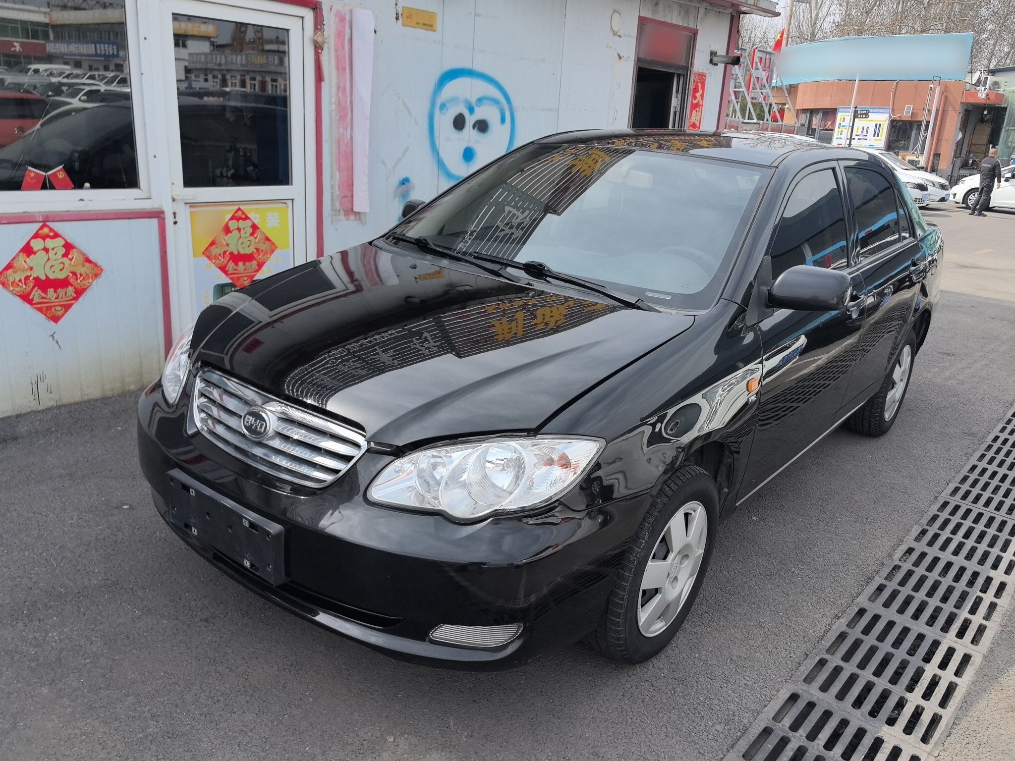 Под передней частью автомобиля