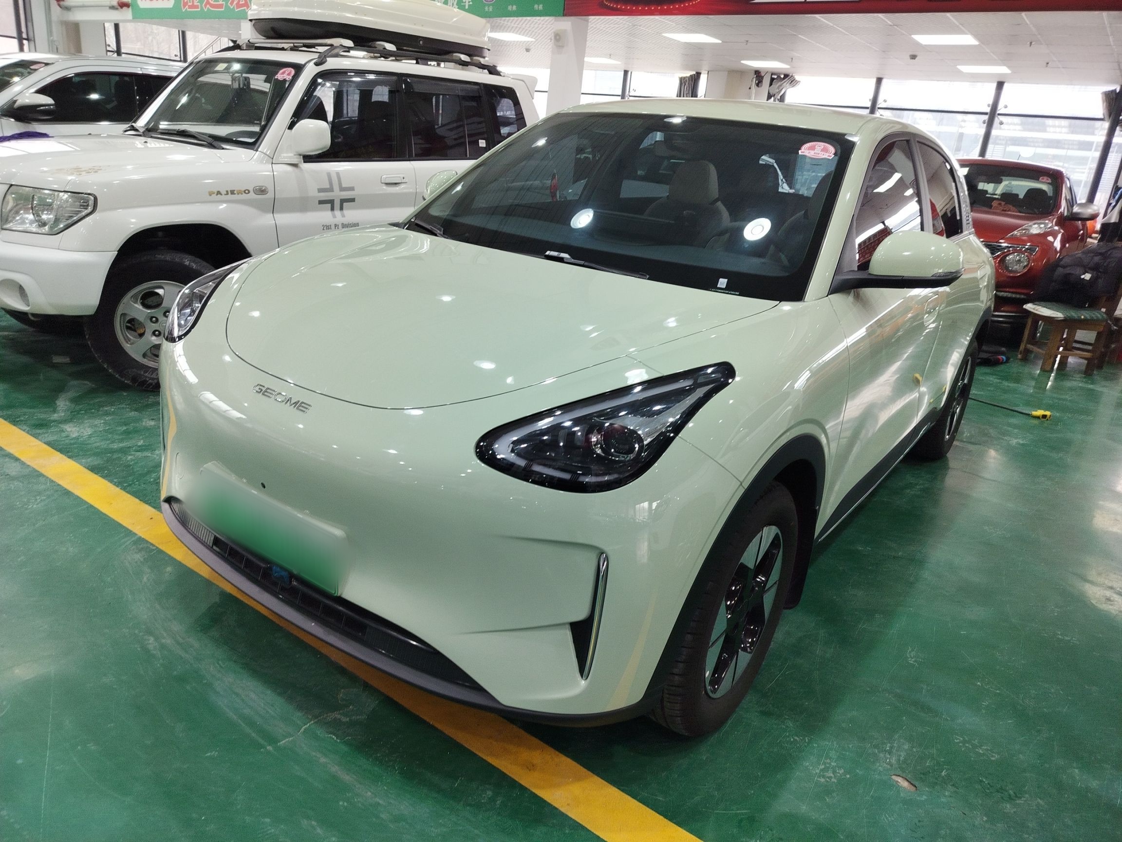 تحت مقدمة السيارة