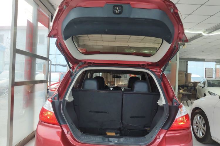 Used Venucia R50 2014 1.6L Automatic Splendid Edition
