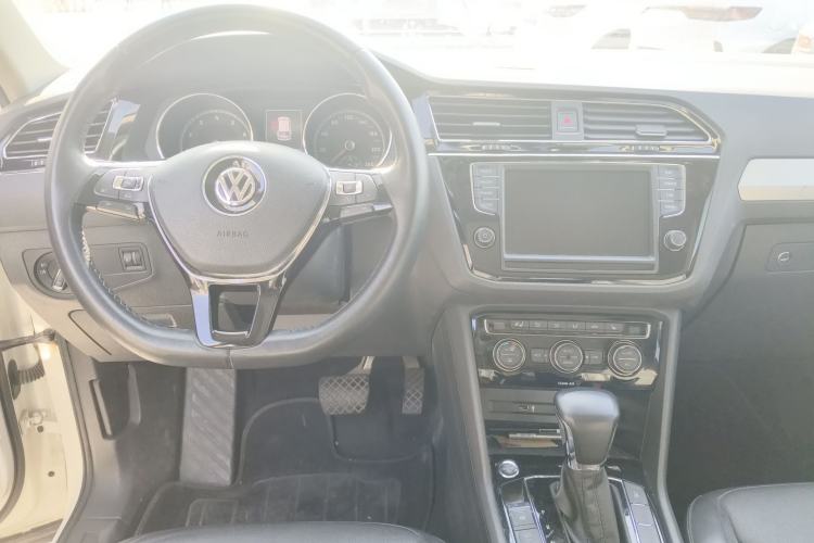 Used Volkswagen Tiguan L 2017 330TSI Automatic Two-Wheel Drive Luxury Edition Center Console