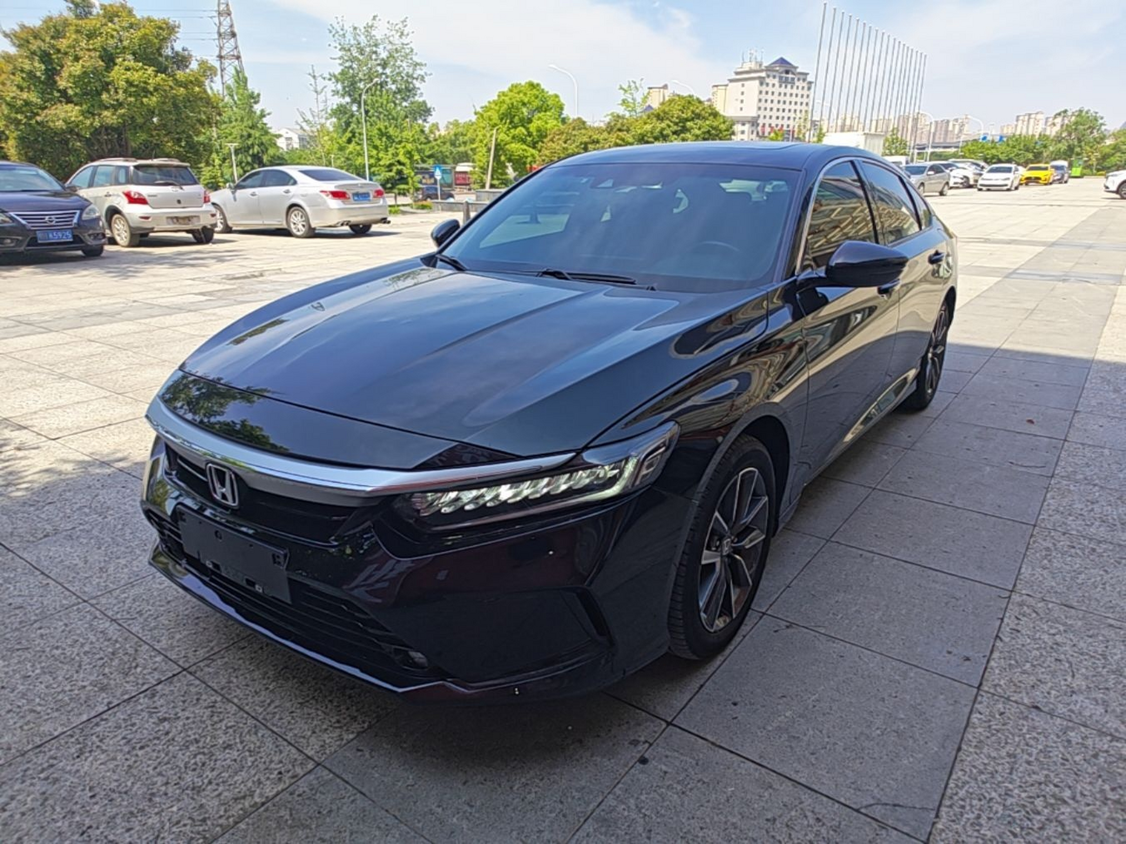 Под передней частью автомобиля
