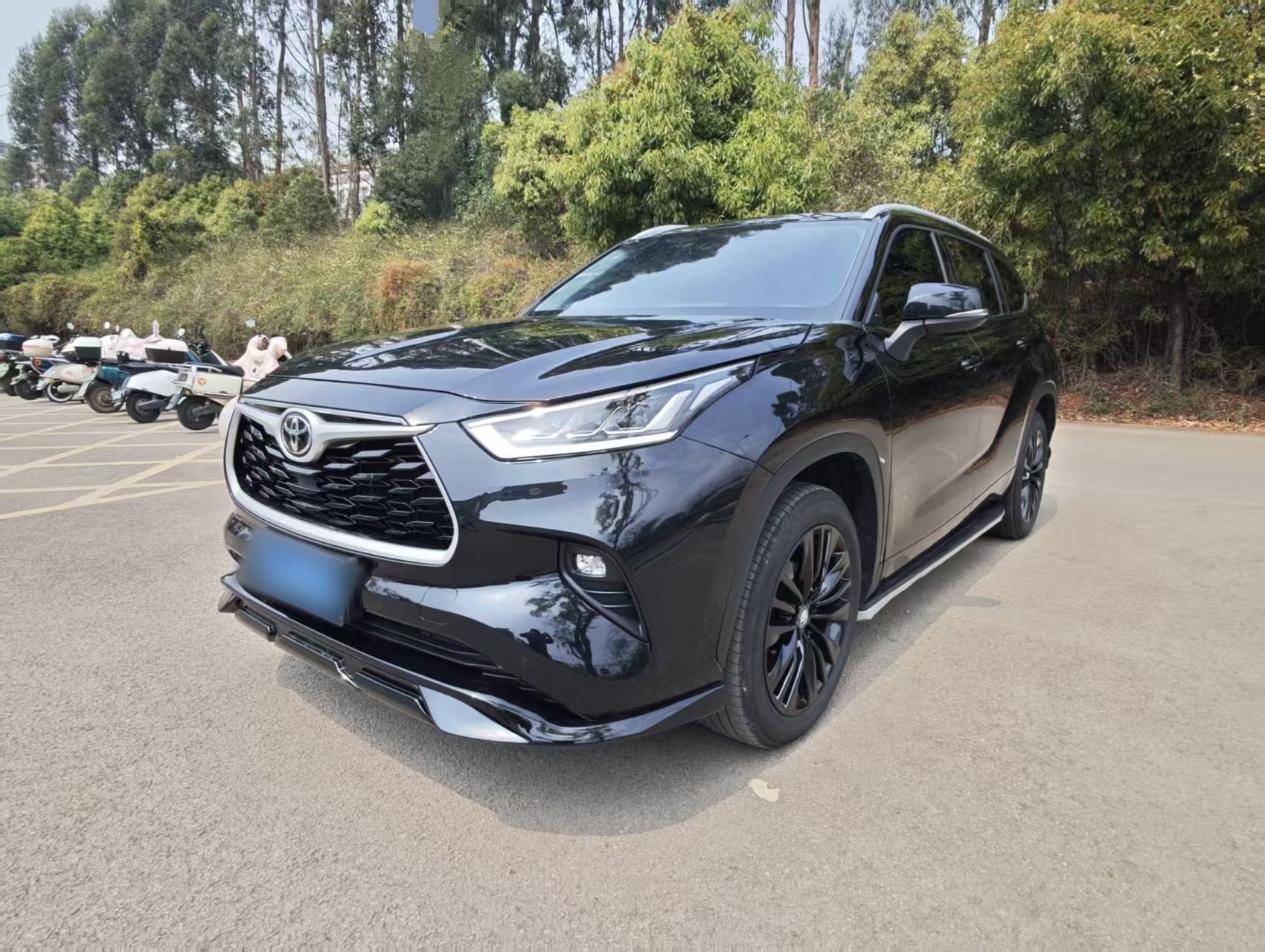 Под передней частью автомобиля