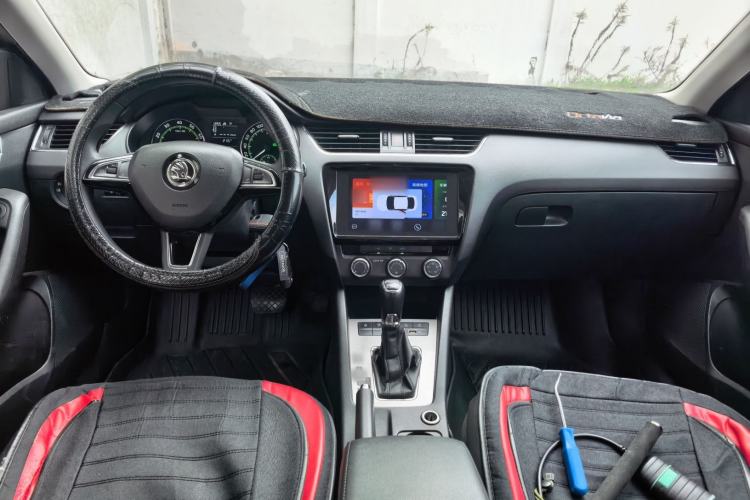 Used Skoda Octavia 2019 1.5L Automatic SmartDrive Comfort Edition China VI Standard Center Console