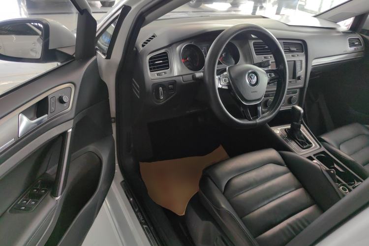 Used Volkswagen Golf 2016 230TSI Automatic Luxury Version
