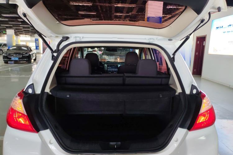 Used Venucia R50 2015 1.6L Manual Fashion Edition Trunk