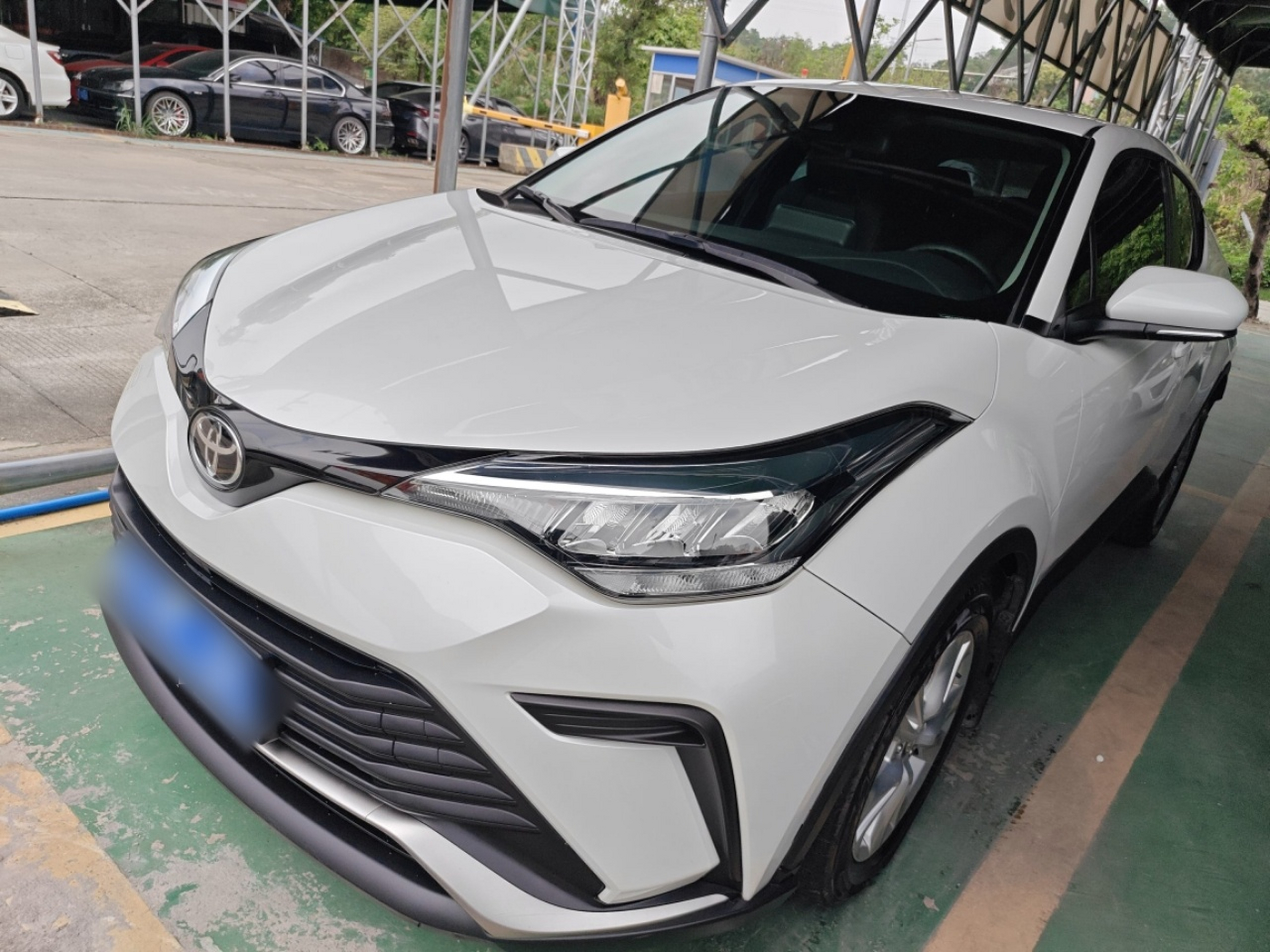 Под передней частью автомобиля