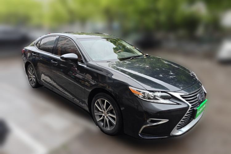 Used Lexus ES 2015 300h Comfort Edition Front Right 45 Deg