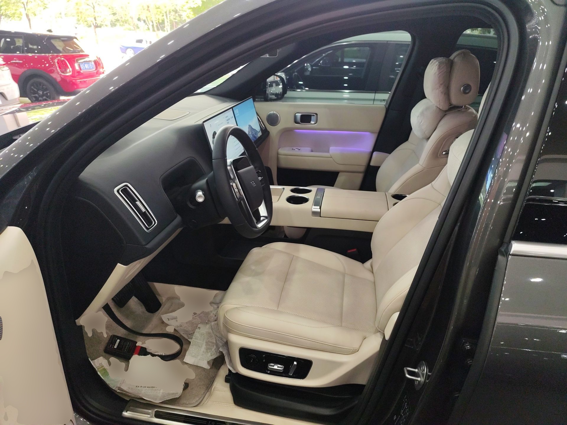 المقاعد الأمامية داخل السيارة