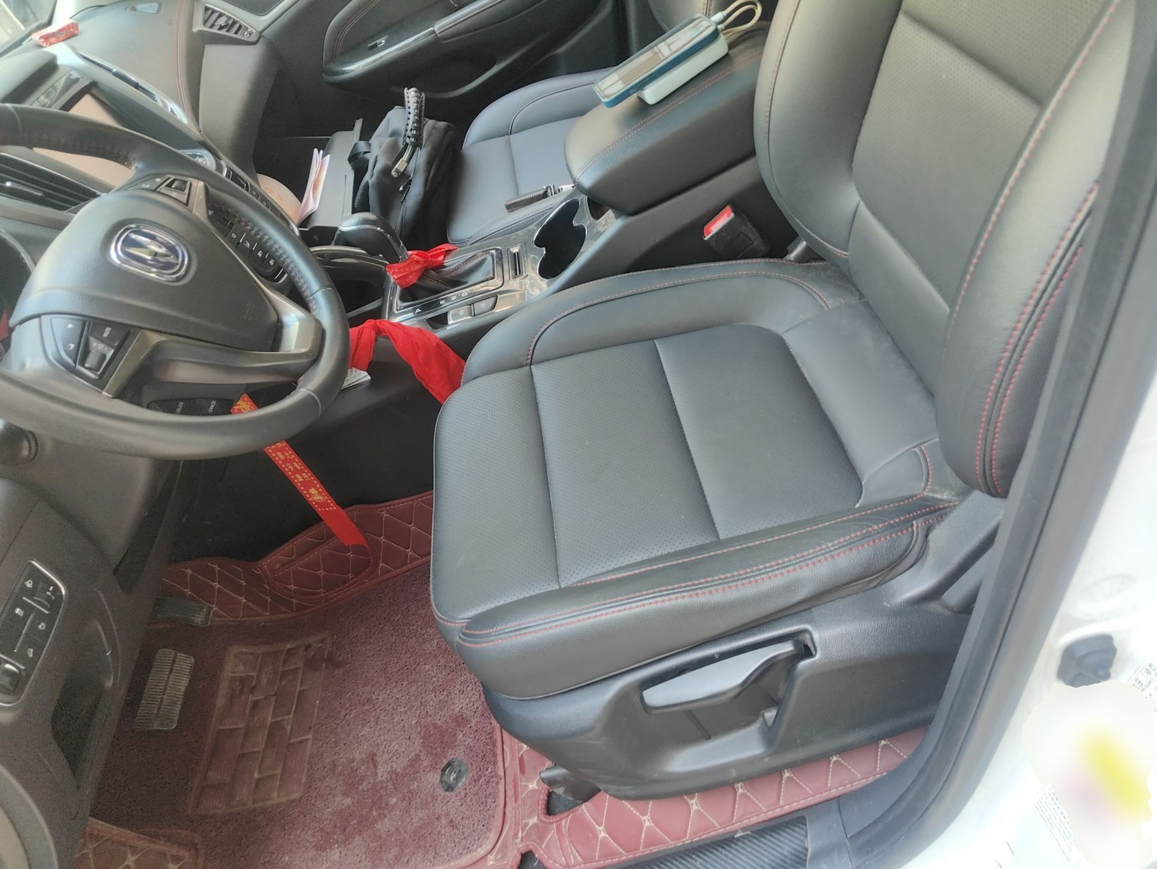 المقاعد الأمامية داخل السيارة