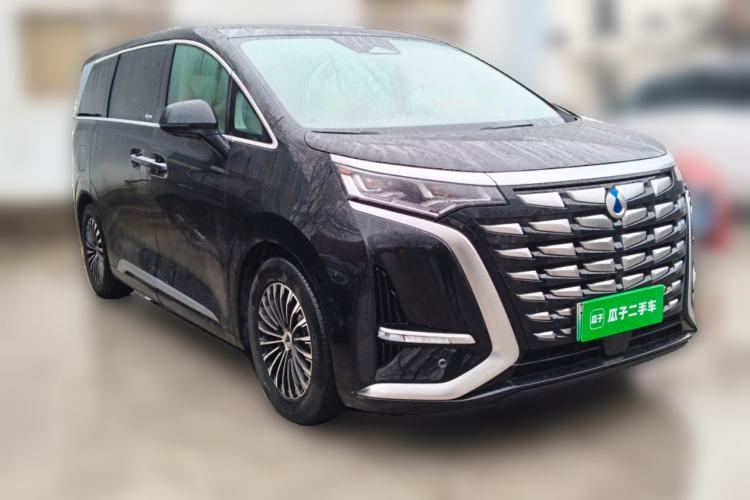 Used Denza D9 2024 DM-i 1050 Luxury Model Front Right 45 Deg