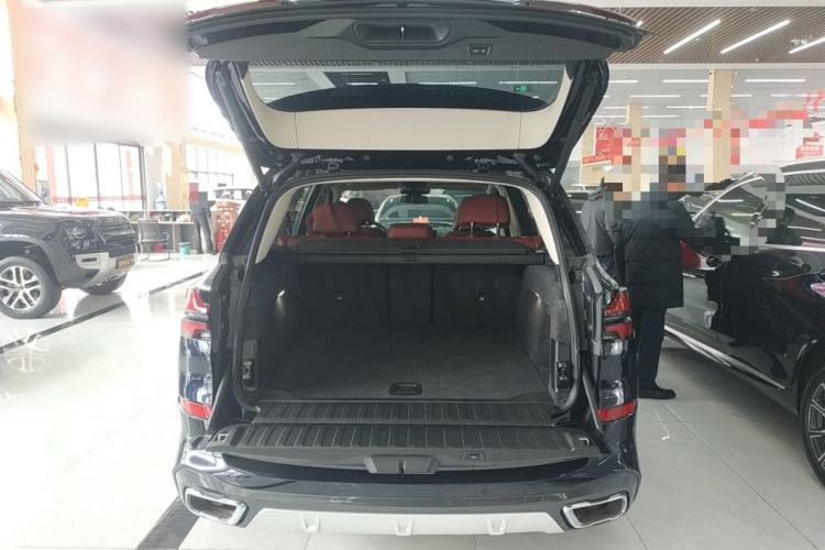 Used BMW X5 2023 xDrive 30Li Luxury M Sport Package
