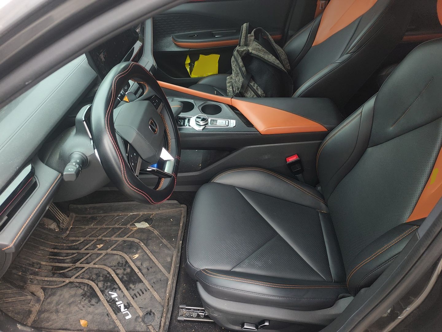 Переднее сиденье в автомобиле