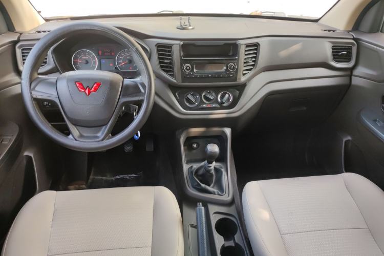 Used Wuling Hongguang V 2022 1.5L Jingqu Edition Electric-Assist LAR Center Console