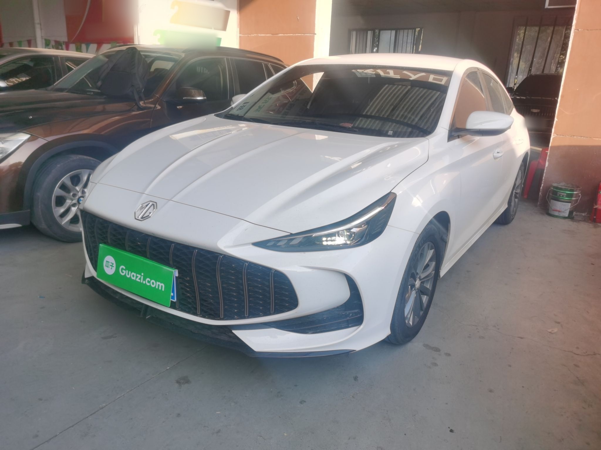 تحت مقدمة السيارة