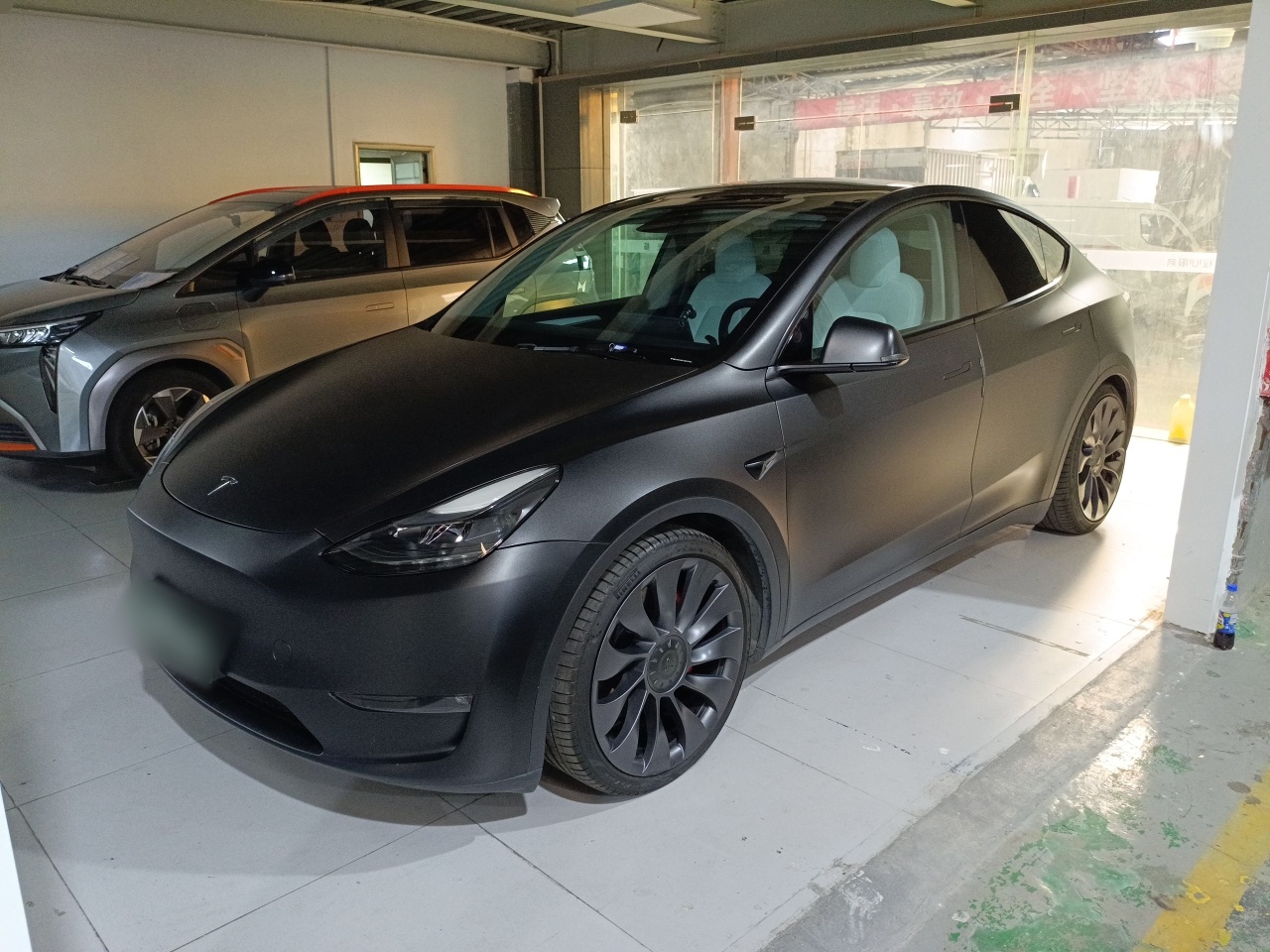 تحت مقدمة السيارة