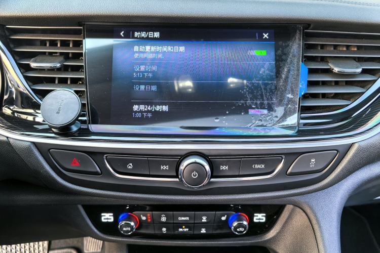 Used Buick Regal 2024 25T Deluxe Edition Audio And AC Panel