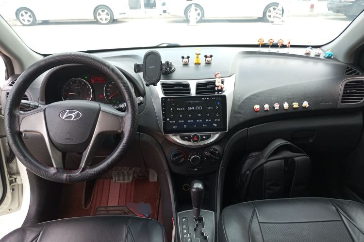 Used Hyundai Verna Ray 2014 1.4L Automatic GLX Center Console