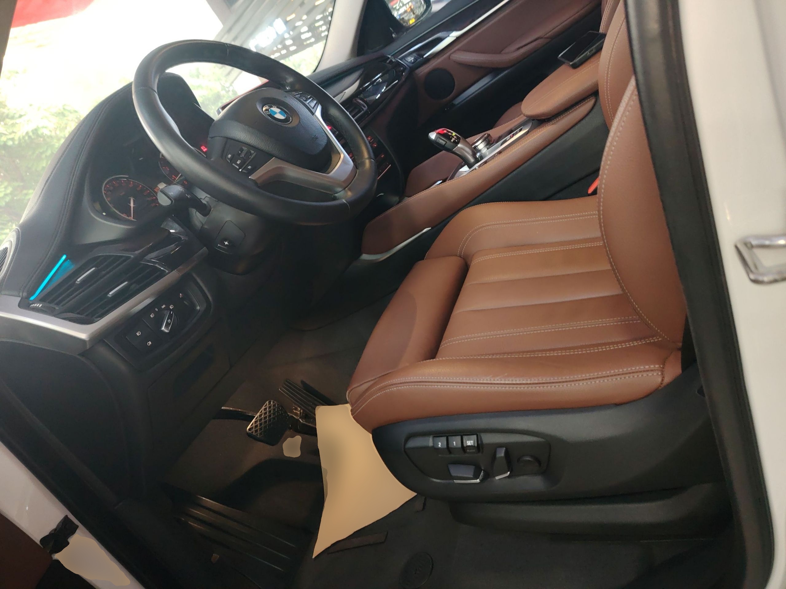 المقاعد الأمامية داخل السيارة