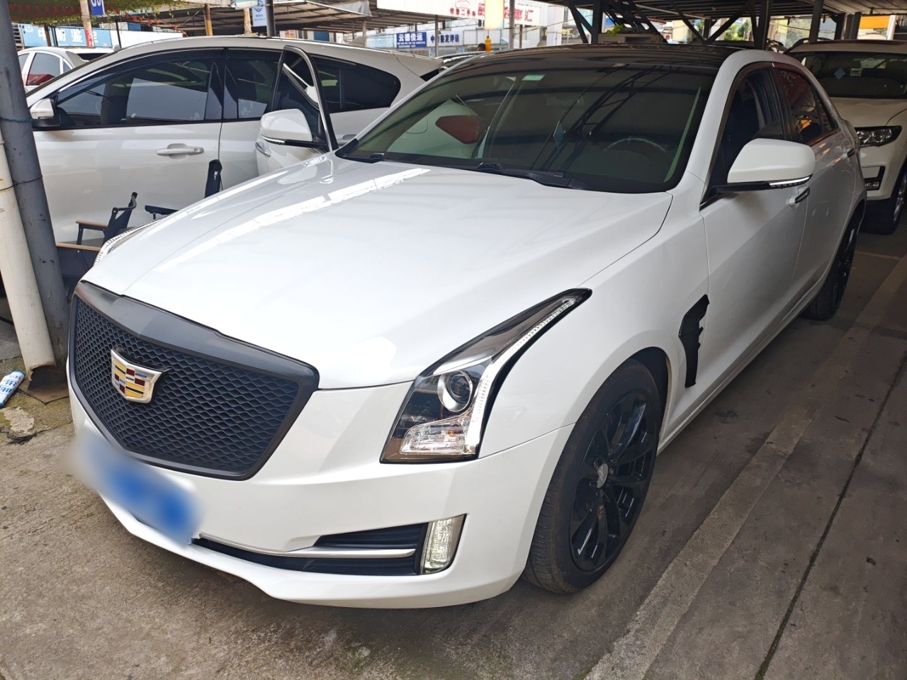 Под передней частью автомобиля