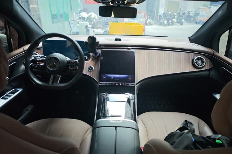 Used Mercedes-Benz EQE SUV 2023 350 4MATIC Pioneer Edition Center Console