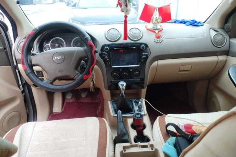 Used JMC Yuhu 7 2012 2.4T Four-Wheel Drive Manual Standard Edition JX4D24 Center Console