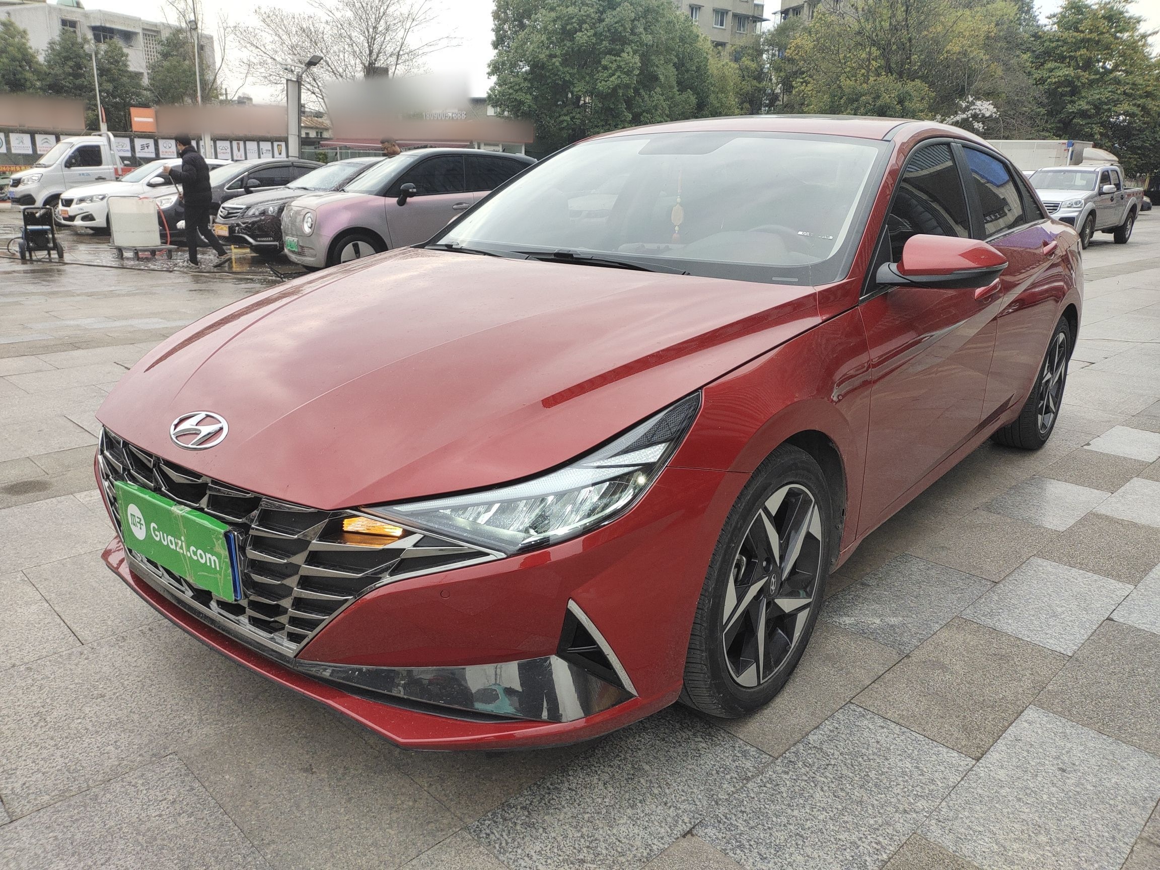 تحت مقدمة السيارة