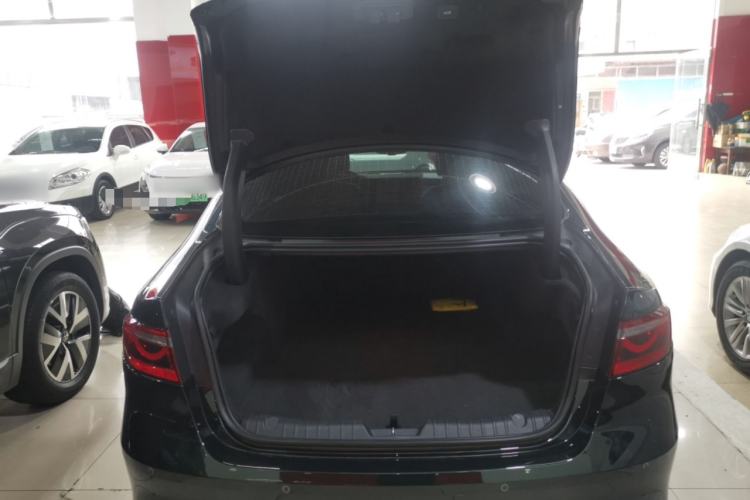 Used Jaguar XFL 2024 2.0T P250 Two-Wheel Drive Prestige Luxury Edition Trunk