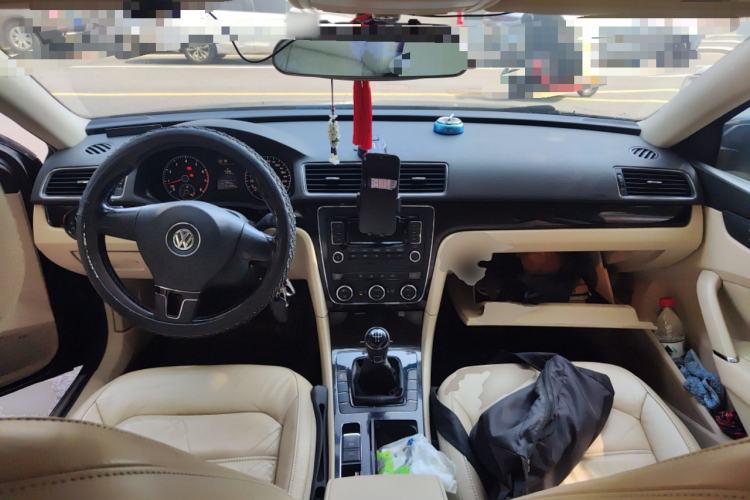 Used Volkswagen Passat 2011 1.4 TSI Manual Luxury Edition Center Console