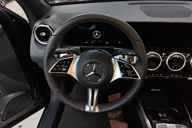 Used Mercedes-Benz GLB 2024-Year Restyled GLB 200 Dynamic Edition Steering Wheel