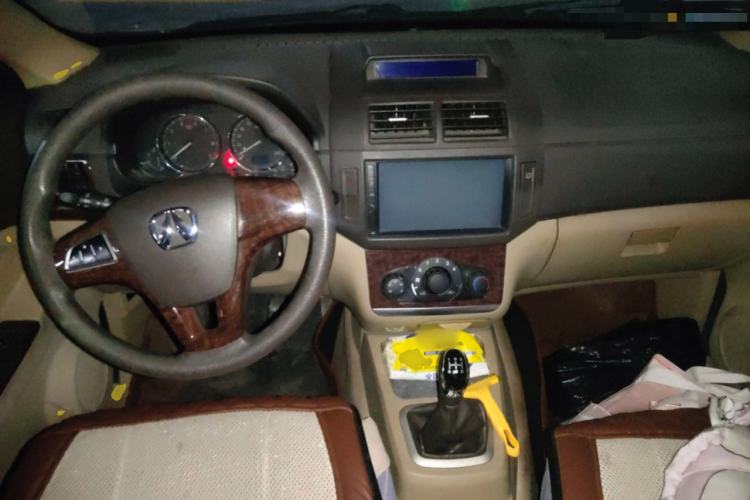 Used BAIC Weiwang M30 2015 1.5L Comfort version DAM15 Center Console