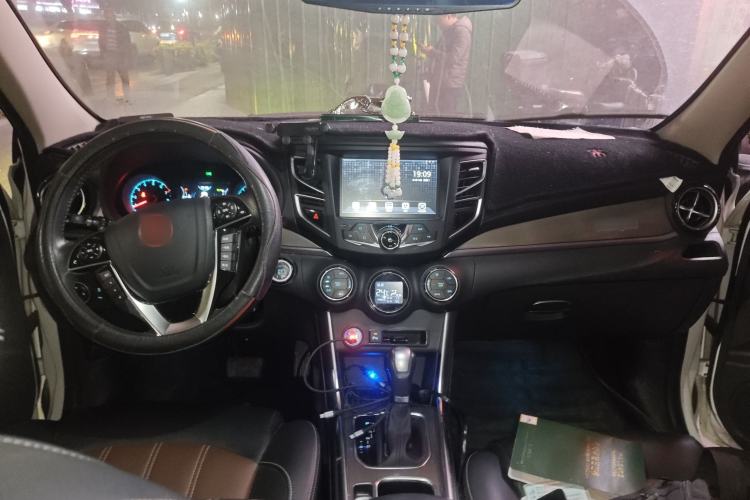 Used BYD Song 2017 Gaishe Upgrade Edition 1.5TID Automatic Elite Model Center Console